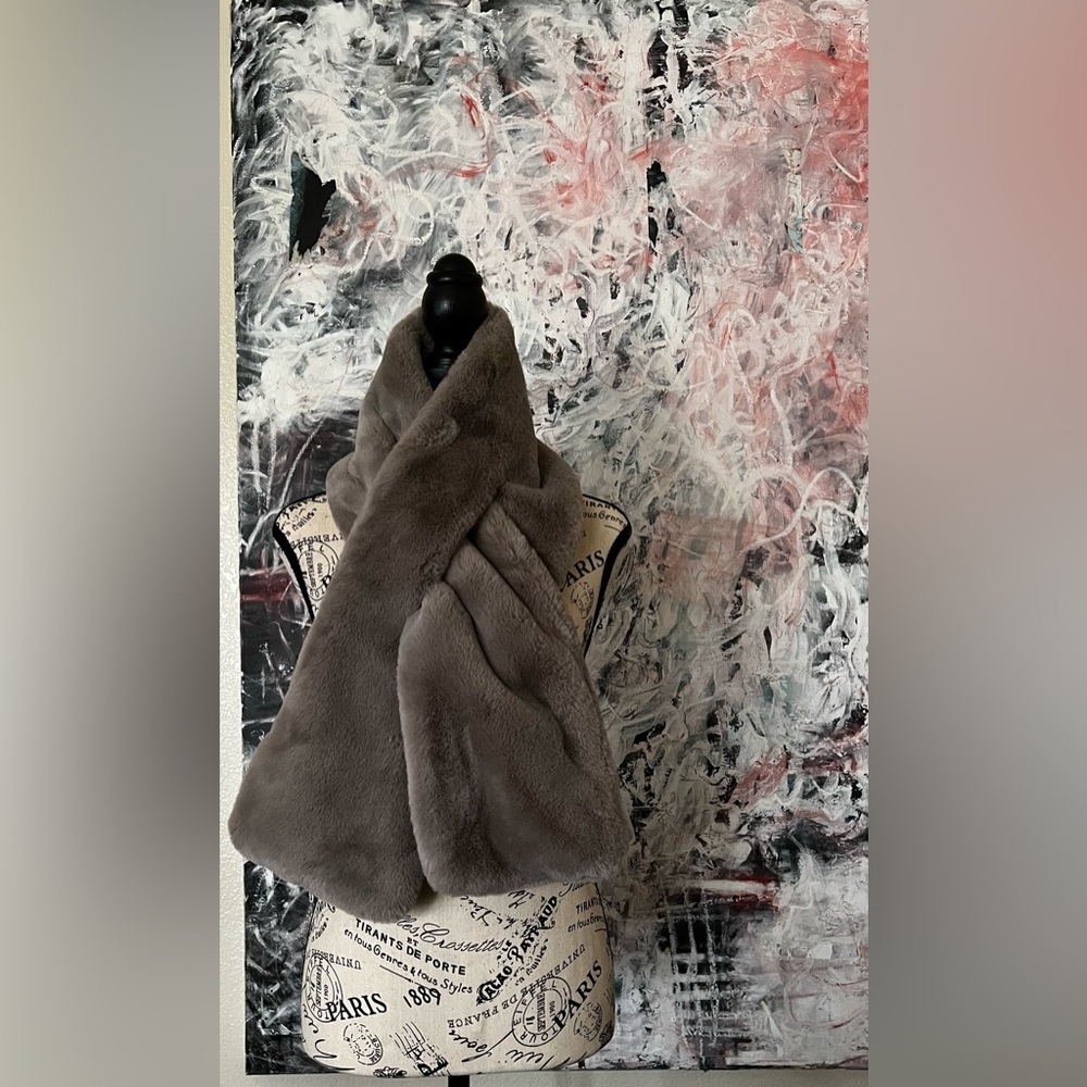 BR Faux Fur Pull-Through Scarf